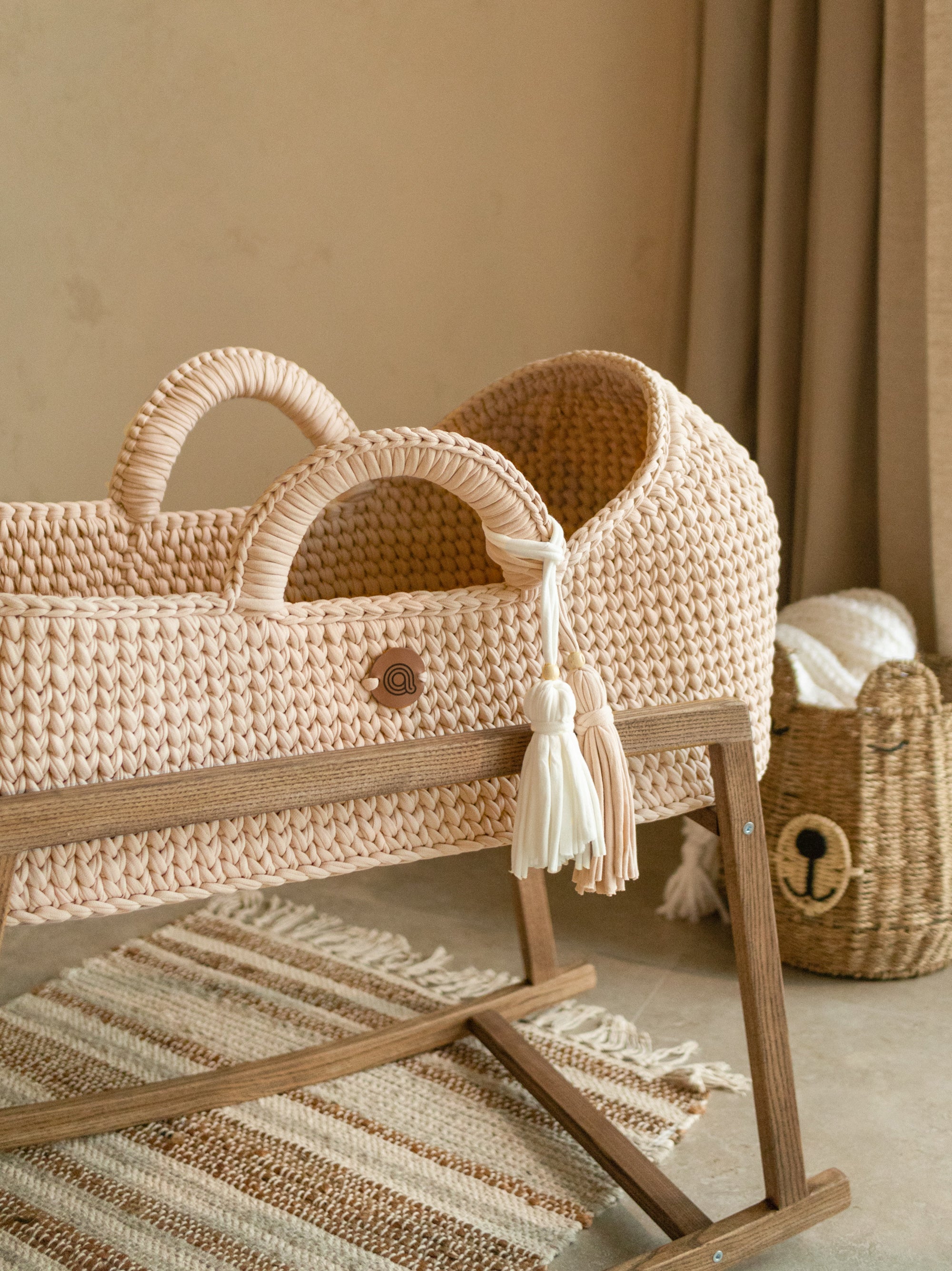 Anzy Home XL Moses Basket With Round Hood